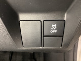 VSA装備車です。VSAはドライバーの操作と車の動きを見守っています。もし車の挙動が乱れたとき、4輪別々にブレーキをかけたり、エンジンパワーをしぼることによって車を安定させます。