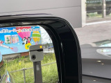 ブラインドスポットモニターは、左右斜め後ろを平行して走る車を認識し、車線変更の際に危険を察知するとドライバーへ警告を促します。夜・雨・トンネル内など走行時の環境が悪い時ほど便りになる機能です!