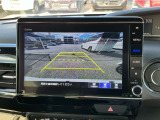 【バックカメラ】運転が苦手な方も車庫入れラクラク。ギアをリバースに入れれば自動的に切り換わりますので、面倒な操作は不要です。狭い駐車場も大切なお車を傷つけず安心です。