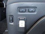 スイッチ操作によりリフトアップシートが車外まで出てきます。
