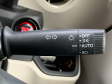 ■オートライト■車外の明るさに応じて、自動的にライトの点灯・消灯をしてくれます。トンネルが続くような道でも、いちいちライトスイッチを操作する必要がありません。消し忘れの心配もありません。