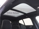 屋根一面まるごととも言える特大サイズのチルトアップ機構付電動パノラマ・ガラス・サンルーフ。晴天時はもちろん、雨天・曇天時にもブラインドを開けることで常に開放的な車内空間を実現させてくれます。