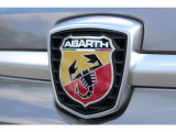 サソリをモチーフにしたABARTHエンブレム。ひと目でアバルトと分かる、象徴的なデザインです