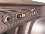 荷室には、後席を倒すレバーと電源がございます。(左側)