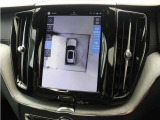 画面分割表示にも対応した360&deg;ビューカメラを搭載。狭い場所での取り回しも安心です。画面を分割することで、俯瞰画像と同時に車両前方または後方の180&deg;広角映像を表示することができます。
