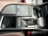 助手席の方用かつ運転を妨げないデザインの格納式ドリンクホルダーがあります。運転席側のものは底の深さを2段階に調整できます。