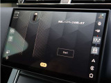 駐車時のステアリング操作をサポートしてくれるパークアシストを装備。狭い場所や駐車が少し苦手な場面でも、頼りになる便利な機能です。