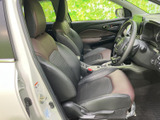 運転席と助手席は身体を支える形状で、座面や背もたれの表情にも落ち着きがあります。ドアを開けた際に前方の視界が広がり、乗り降りもしやすく、日常の移動を快適に始められる空間です。