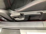 運転席シート座面は上下アジャスター付きです。お好みの位置に調整可能です。