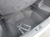 洗車道具などの小物の収納に便利なサブトランク