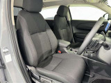シックな色使いの運転席周りですね。すっきりとしたデザインで上品な色使いです。居心地の良い運転席、長く座ってられるリラックスできるデザインがいいですね。