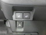 シートヒーターが運転席だけでなく助手席側にも付いています 運転者と別のスイッチなので、助手席側だけ温めることもできます 助手席の方にも優しく嬉しい装備です