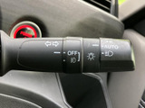 方向指示器やライトに関する表示がレバー上にまとまり、操作内容を目で確認しやすい設計です。手元で必要な項目を把握できるため、日々の運転時にも扱いやすく便利にお使いいただけます。