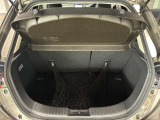 トランク収納スペースをご確認ください。荷物の積み下ろしがしやすい広さを確保しており、日常使いからレジャーまで幅広く活用できます。