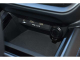 「配線がごちゃつかず車内がすっきり!便利なUSB給電ポートを搭載しています。移動時間を利用してスマホなどをサッと充電できるため、長距離のお出かけや毎日の通勤・通学でも非常に重宝する嬉しい装備です。」