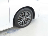 装着タイヤサイズは、225/55R19です。純正アルミホイールを装着しております。