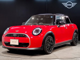 MINIのフロントグリルのデザインはイギリスで生まれた当初から、シルバーのサイドバーが折り重なった伝統的なデザインで御座います。その伝統はBMWのお車になってからでも少しずつ形を変えて守られております