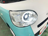 白く明るい光で夜間走行をサポートするLEDヘッドランプを搭載