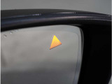 【ブラインドスポットモニタリング】走行中、ドアミラーの死角になりやすい箇所に後続車が接近するとサイドミラーのレンズに警告を表示。ドライバーに注意喚起をしてくれます。