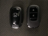 スマートキーを装備しています。鍵を差し込むことなくドアロックの開け閉めと、スタートボタン操作でのエンジンスタートができます。スペアキーも同じものを用意しております。
