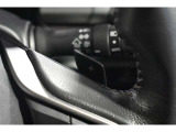 運転者がハンドルから手を離さずに、マニュアルトランスミッション車を運転しているかのように、疑似的なギアチェンジ(変速比の変更)を行うための装置です。