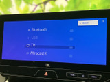 BluetoothやUSB、テレビなど、選べる入力項目が画面にまとまり、使いたい音源を確認しやすい構成です。メニュー表示が見やすく、日々の移動に合わせて音楽や音声を楽しめます。