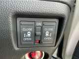 【両側パワースライドドア】両側がパワースライドドアになっており、運転席のスイッチやスマートキーでも開閉が可能。お子様やご年配の方でも乗り降りが楽になり介助等でも重宝します。