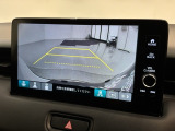 リバースギアに入れるだけで後方の表示へ切り替わります。夜間や雨の日の駐車も楽になりますよ。