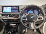 【ハンドル】ドライバーとBMW車の一体感がダイレクトに伝わるステアリングホイール。形状・太さへの拘りに加えて、操作性を高める為にスイッチ類も配置。クイックかつ安定のドライビングを体感下さい!