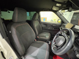 運転席は大きな座面と包み込むような背もたれが身体全体を支えます。上質なシートを採用し長時間の運転やコーナーの多い道も快適です。座ったときの頭上スペースも余裕たっぷりでロングドライブも楽チンです♪