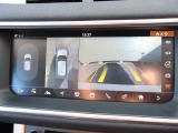 【全周囲カメラとセンサー】は狭い場所でも安心して駐車できるようにサポート。タッチスクリーンの表示と音で障害物との距離を確認できます。車幅感覚に慣れていない方や駐車の苦手な方には必見の装備といえます♪