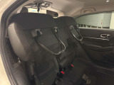 リアシートは跳ね上げてお荷物を載せることができます。