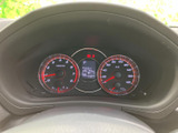 速度計や回転計、中央の表示部がまとまり、運転に必要な情報をひと目で確認しやすい配置です。表示が見渡しやすく、日々の運転を落ち着いてサポートします。
