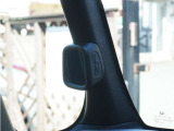【サイドビューサポートミラー】停車時や発進時、対向車とのすれ違いや路肩に寄せるときなど、車両左側前方を確認するときに役立ちます。