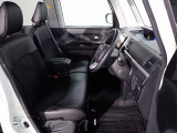 フロントシートはベンチシートです、運転席と助手席の移動が簡単です。 また運転席シートの高さも調整できます。