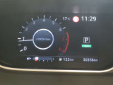 かっこいいメーター内のディスプレイには、車両情報や燃費情報、走行可能距離などの運転をサポートしてくれる便利な情報が!