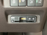 ハンドルの右下にETCがついています。高速道路の料金所の通過も楽々です!。 カードの取り出しもしやすい場所についています。