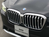 左右のキドニー・グリルの中心にはBMWのエンブレムが鎮座し、個性を放つデザイン性を兼ね備えました。