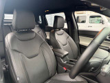 運転席・助手席のレザーシートにはシートヒーターを標準装備。