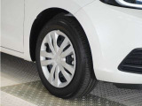 ◆純正ホイール装着車◆シンプルなデザインのホイールキャップ付きです。