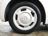 ★左前タイヤ★スタイリッシュなデザインで足元をグッと引き締めます!タイヤ詳細 155/65R14インチで、タイヤの溝は6mmとなります。