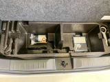 たっぷり20Lの荷室床下収納を用意しております。
