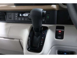 インパネシフトだから視線の移動も少なく足元もスッキリ♪運転席もゆったりしているのでゆとりを持ってドライブできますね!