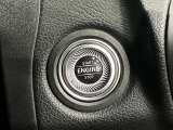 ステアリングボタンは、使いやすいデザインでございます。ステアリング付近のレバーや、ステアリングボタンで追従機能の操作も可能でございます。