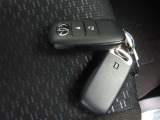 スマートキーです。バッグやポケットに携帯していれば、キーを取り出さなくてもドアの解錠・施錠ができます。エンジンの始動はブレーキを踏みながらパワースイッチをワンプッシュするだけです。