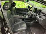 運転席まわりは前方の視界が広く、座ったままメーターや画面を確認しやすい配置です。シートには身体を支える形状が見られ、落ち着いた色調の室内でゆったり過ごせます。