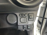 日本の駐車場は幅が広くないところが多くて、乗り降りが大変だったりしますよね。電動ミラーがあれば、室内でミラーをたためるので、駐車するときも便利ですね。