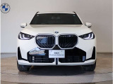 【BMWの伝統】BMWの特徴的な&ldquo;キドニーグリル&rdquo;は、80年以上続く伝統の形でございます。変わらないこだわりのデザインが、プレミアムブランド&ldquo;BMW&rdquo;を創り出します。