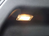 バックドアを開けると自動で点灯し、バックドアを閉めると消灯します。荷物を探す時などとても便利です!