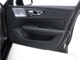 運転席ドアの全景です。キャビンを彩るすべてのものに、機能を形にした美しさが備わっています。